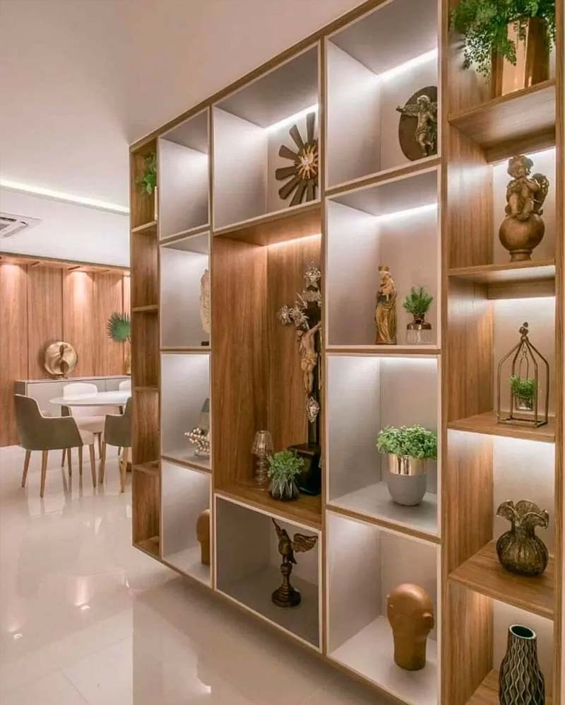 Cantinho Aconchegante: Fitas de LED Quentes em Estantes de Livros - detalhe