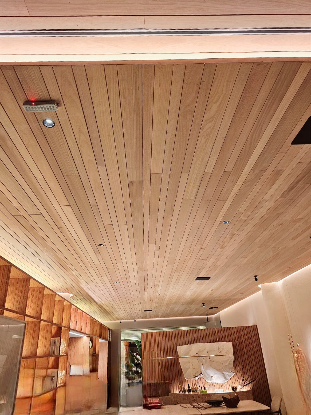 Tauari e Espelho: Ampliando Espaços com Sofisticação - inspiração