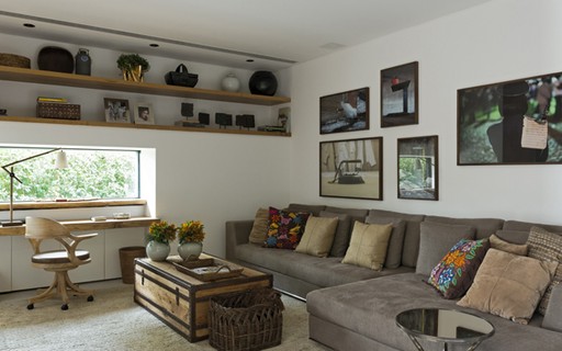 Elegância Aérea: Decoração de Sala Pequena com Prateleiras Suspensas - detalhe