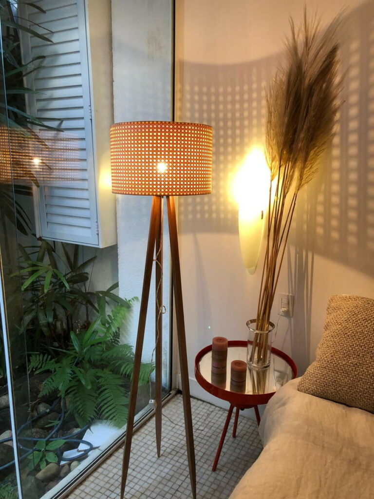 Elegância e Modernidade com Luminárias de Piso Articuladas - detalhe