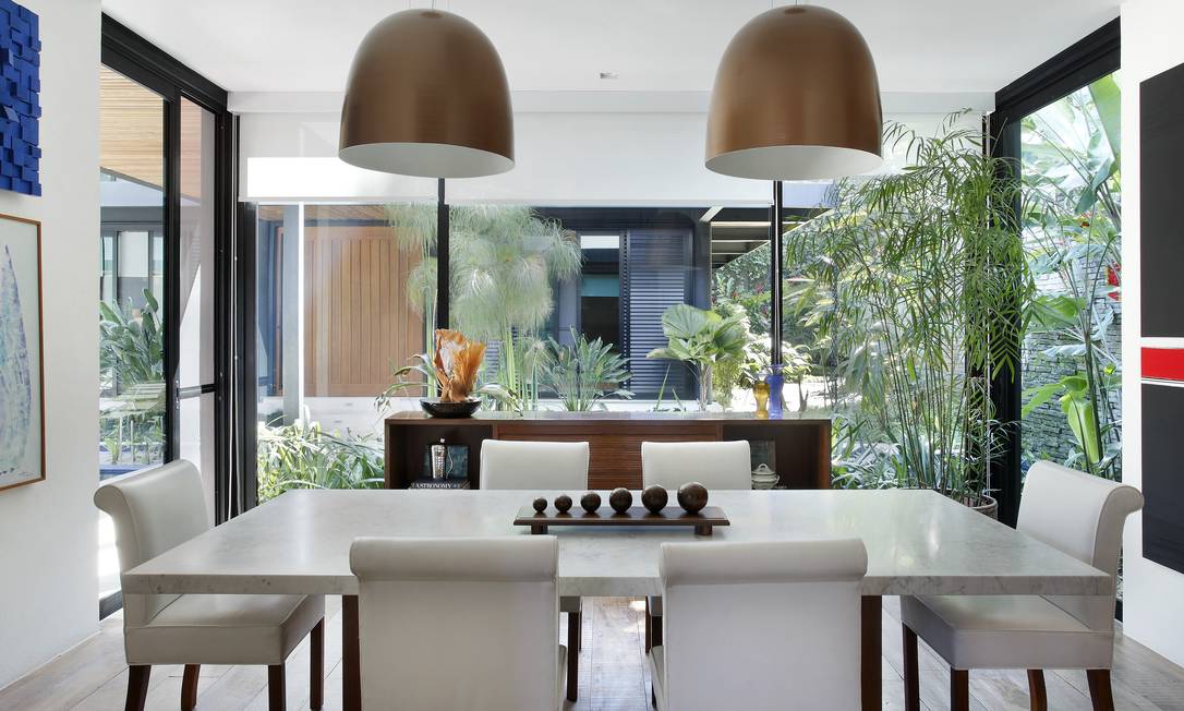 Janela de Vidro com Luminárias Pendentes: Aconchego Noturno - ideia