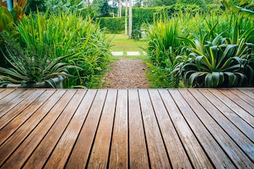 Jardim Tropical com Deck de Madeira: Integração perfeita com a natureza - inspiração