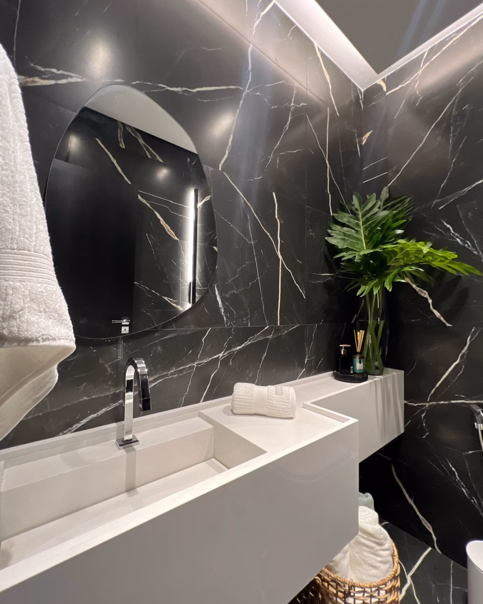 Preto e Branco Clássico: Um Lavabo Moderno e Atemporal - inspiração