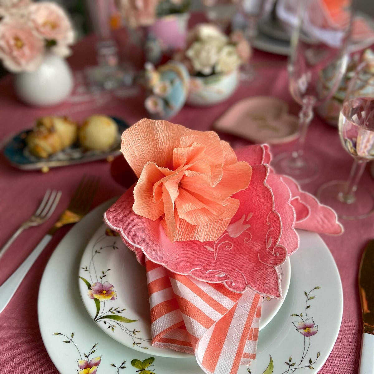 Mesa Posta Romântica: Tons pastel, flores e velas para um clima intimista - detalhe