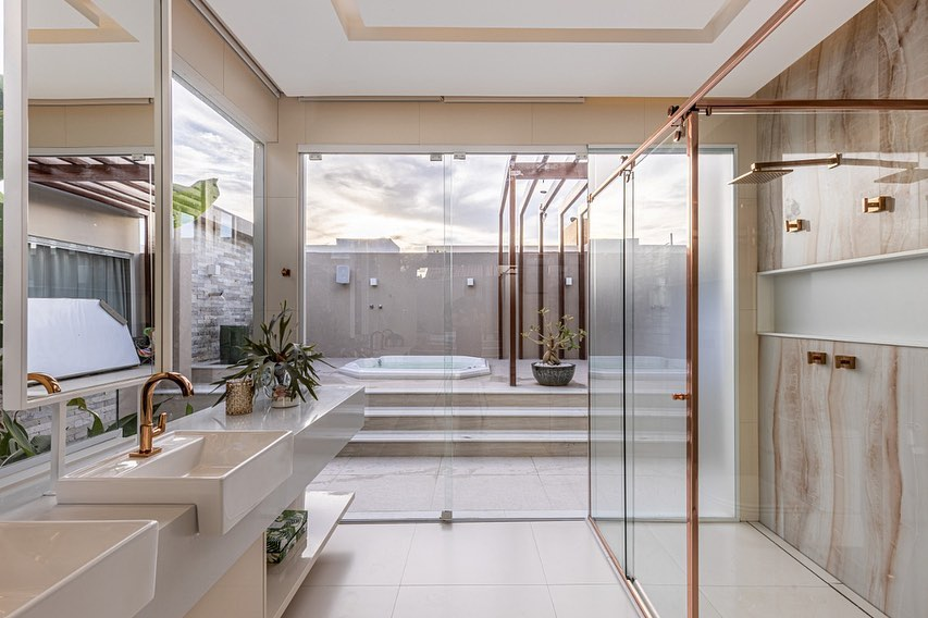 Com Chuveiro Grande e Cromado para um Spa em Casa - detalhe
