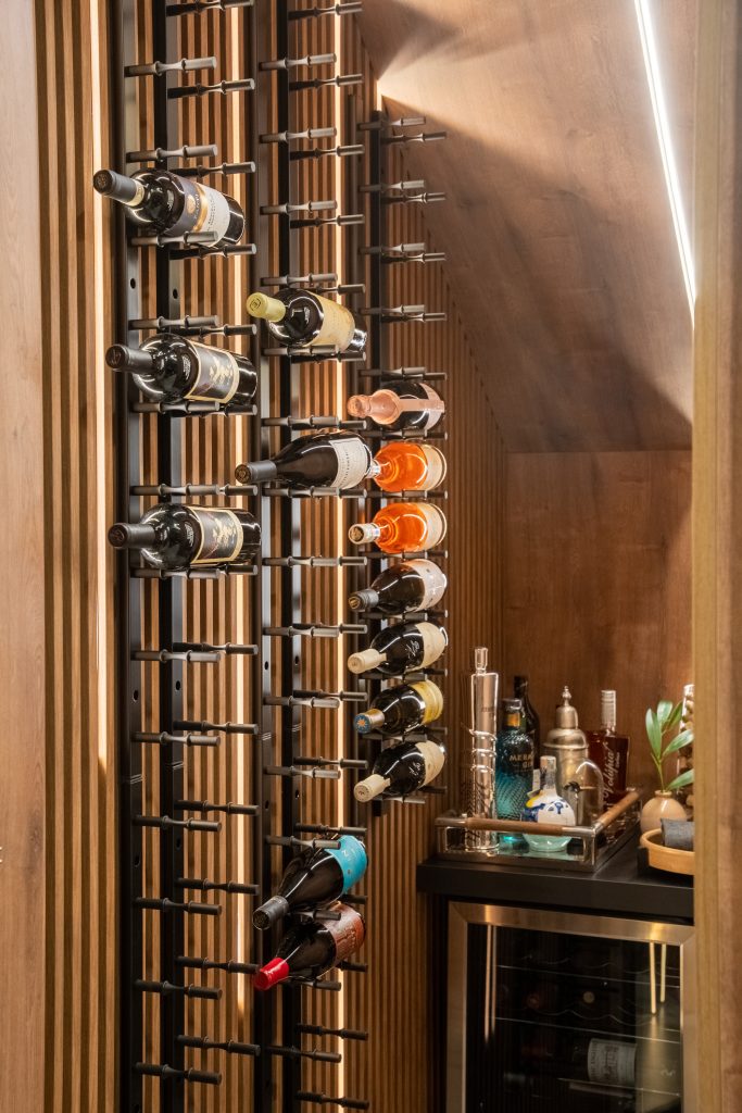 Minimalismo Moderno: Adega de vidro e metal - detalhe