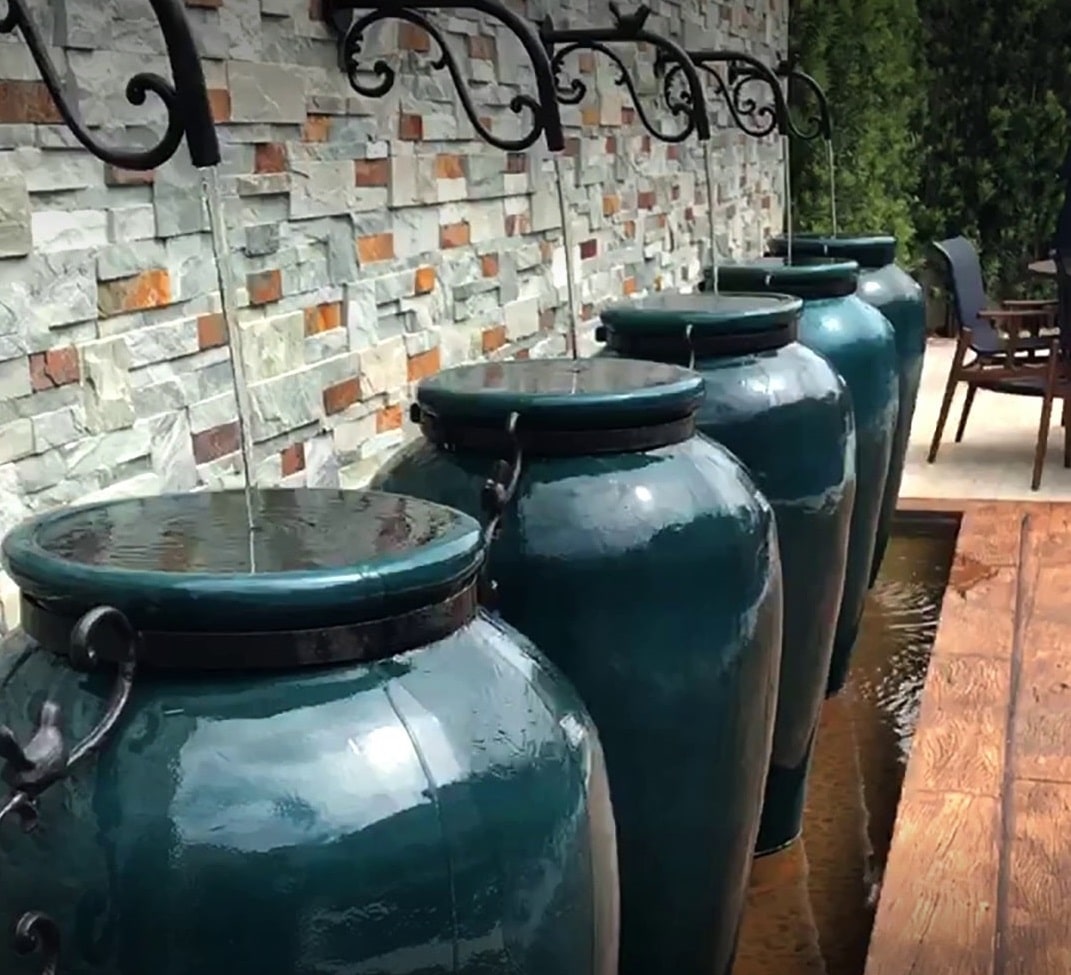 Fonte Suspensa em Vasos de Cerâmica Coloridos - inspiração