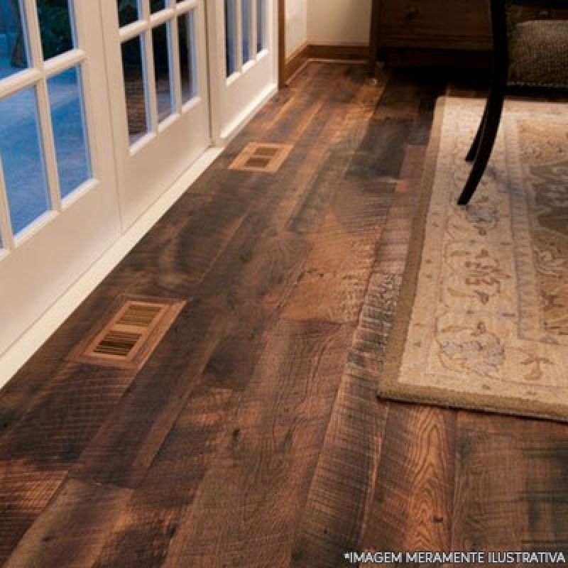 Aconchego Rústico: Piso Laminado com Textura de Demolição para Quartos - inspiração