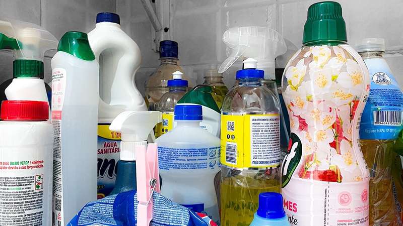 Detergente e Água Sanitária: Fotografias de Acidentes Domésticos - detalhe