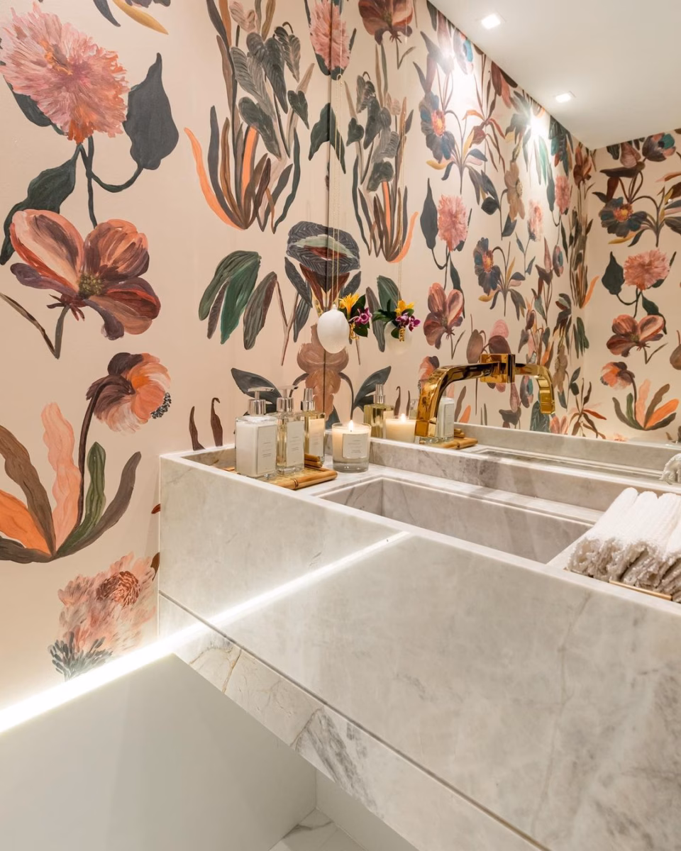 Banheiro Romântico com Papel de Parede Floral e Iluminação Suave - ideia