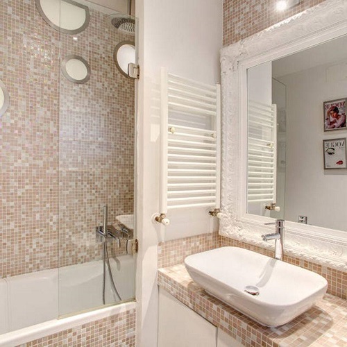 Espelho Repaginado com Pastilhas: Brilho e Originalidade - detalhe