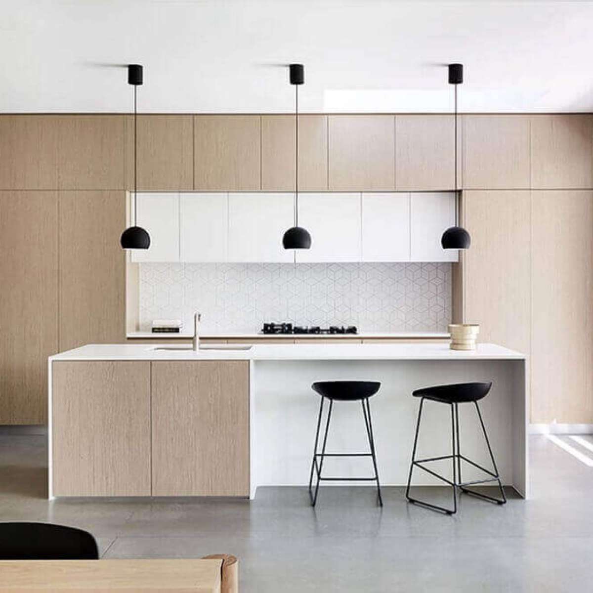 Cozinha Iluminada com Luminárias Pendentes Criativas - detalhe