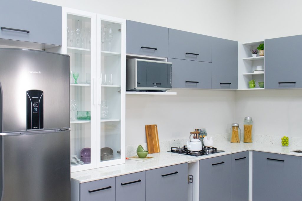 Cozinha Compacta e Multifuncional: Soluções Inteligentes com Móveis Planejados e Cores Claras - inspiração