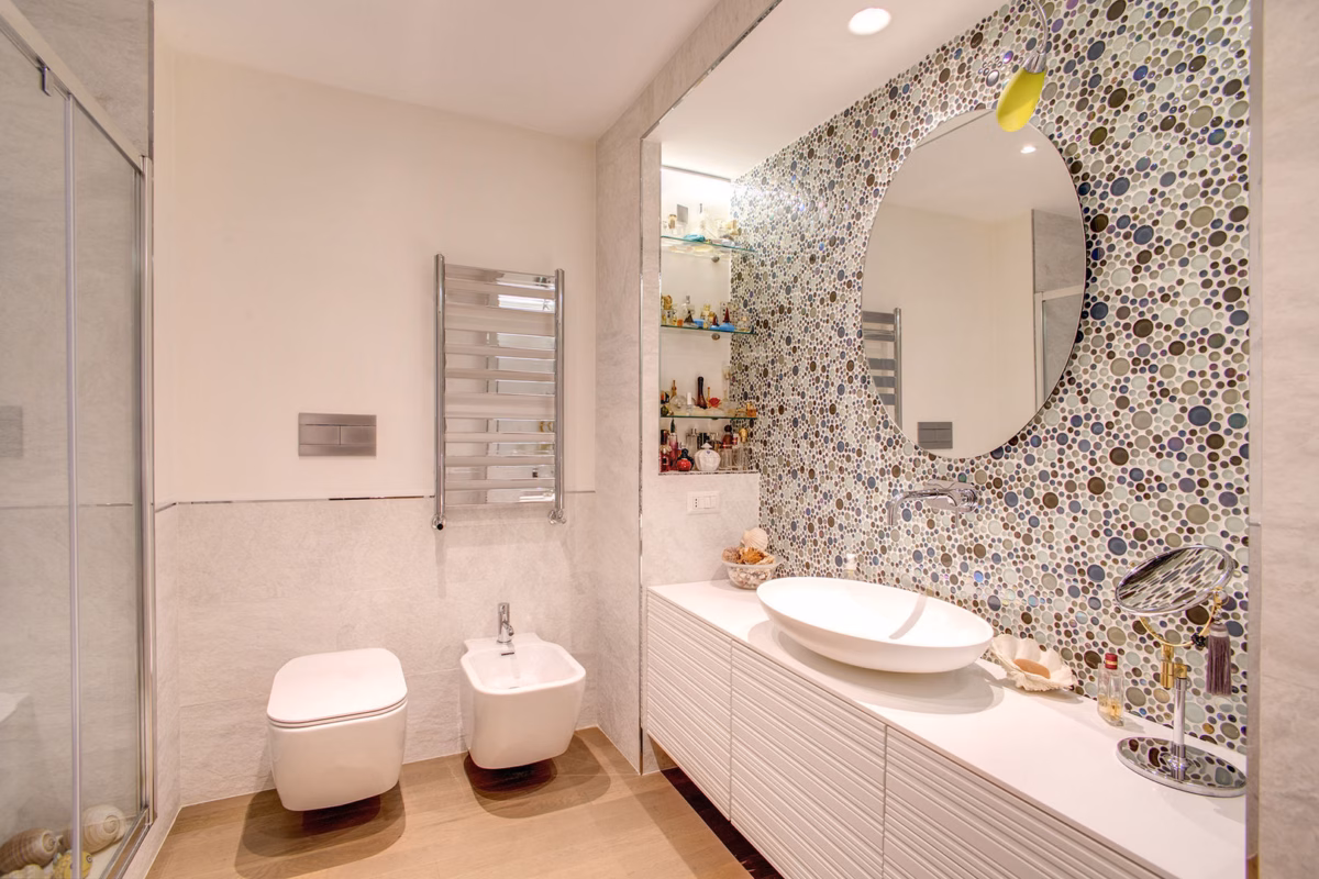 Mosaicos Modernos: Pastilhas de Vidro Iridescentes para um Banheiro Refinado - ideia