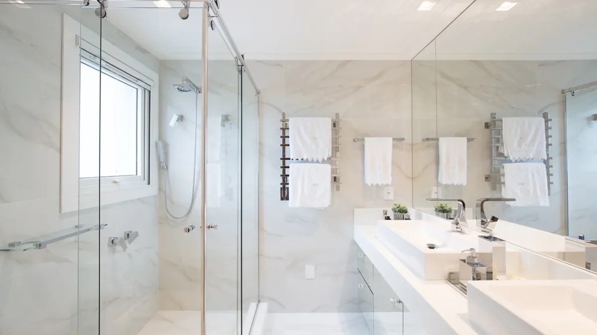 Amplitude e Luminosidade: Revestimento Branco Total com Grandes Formatos - ideia