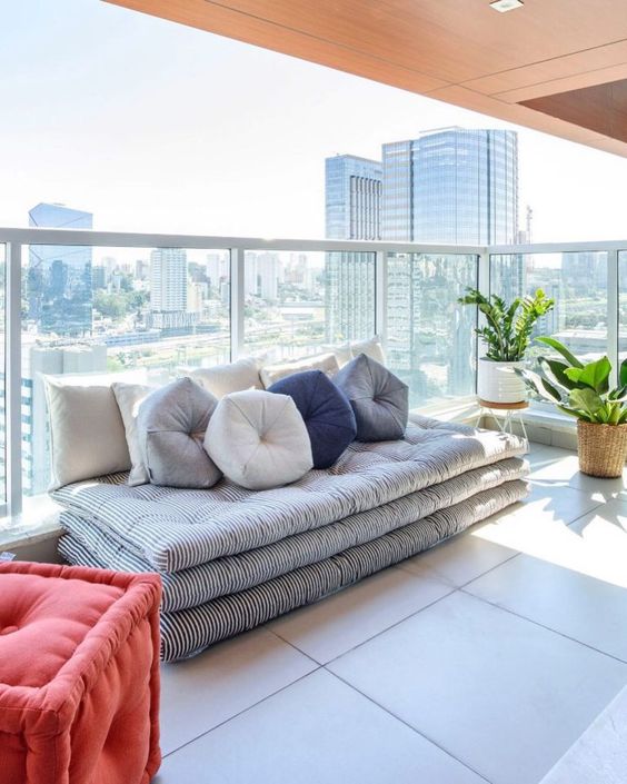 Sacada de Vidro com Decoração Minimalista: Elegância e Simplicidade - ideia