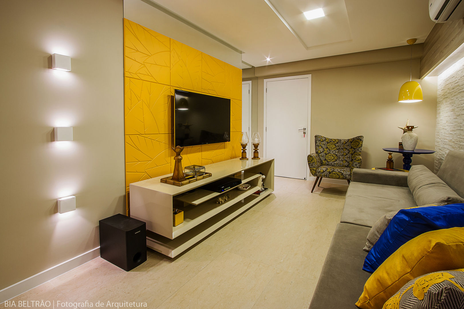 Amarelo Ouro Elegante com Mobiliário Clássico - inspiração