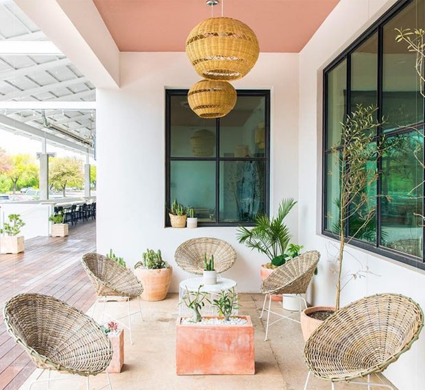 Boho Chic: Varanda Integrada com Macramê e Almofadas Coloridas - inspiração