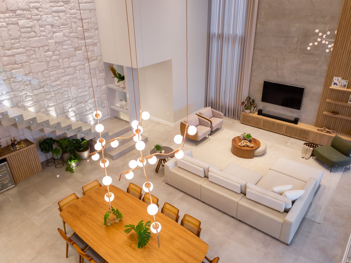 Memórias à Vista: Sala de Estar Pequena Decorada com Galeria de Fotos Personalizada - inspiração