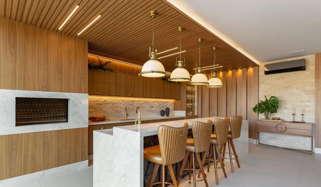 Espaço Gourmet Externo com Churrasqueira Revestida em Silestone Branco e Detalhes em Tijolinho - ideia