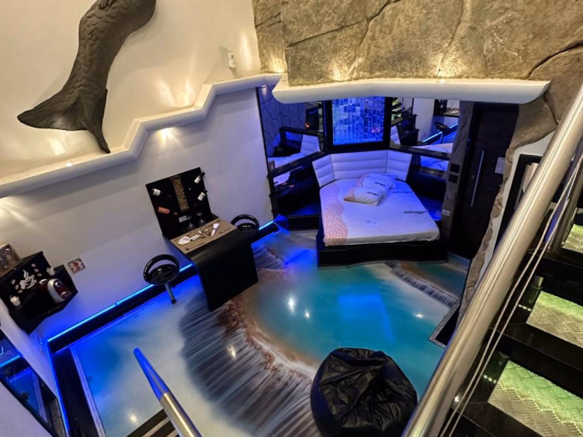 Suíte Inspirada na Natureza com Jardim Vertical e Detalhes Rústicos - ideia