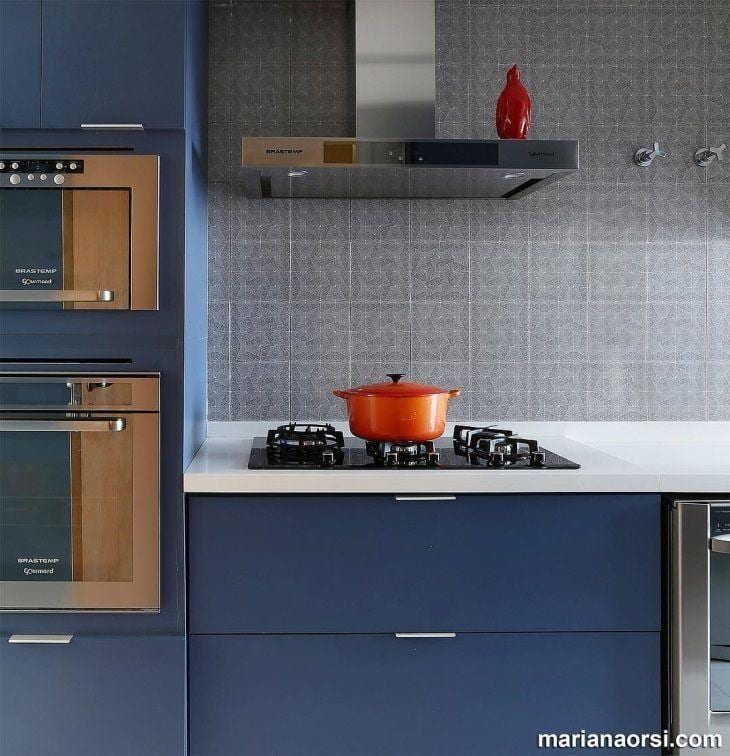 Cozinha Azul Navy com Detalhes em Corda Náutica e Cobre - ideia