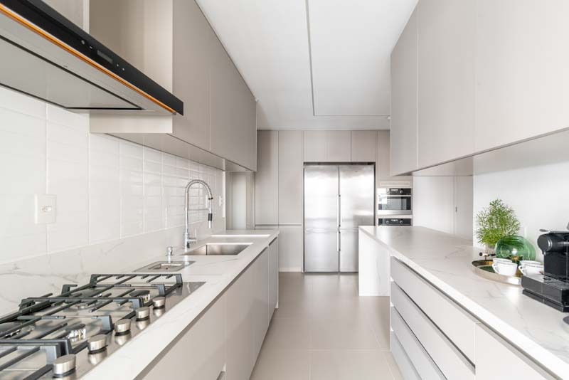 Cozinha Cinza e Plantas Suspensa: Natureza Dentro de Casa - ideia