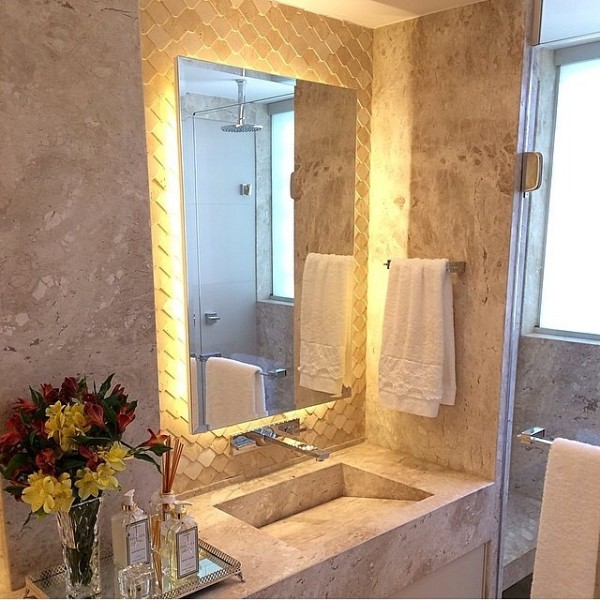 Banheiro Moderno com Espelho Ampliado e Iluminação Embutida - ideia