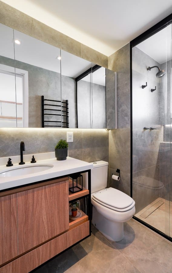 Banheiro Pequeno Decorado com Cimento Queimado e Madeira: Industrial Chic Acessível - inspiração