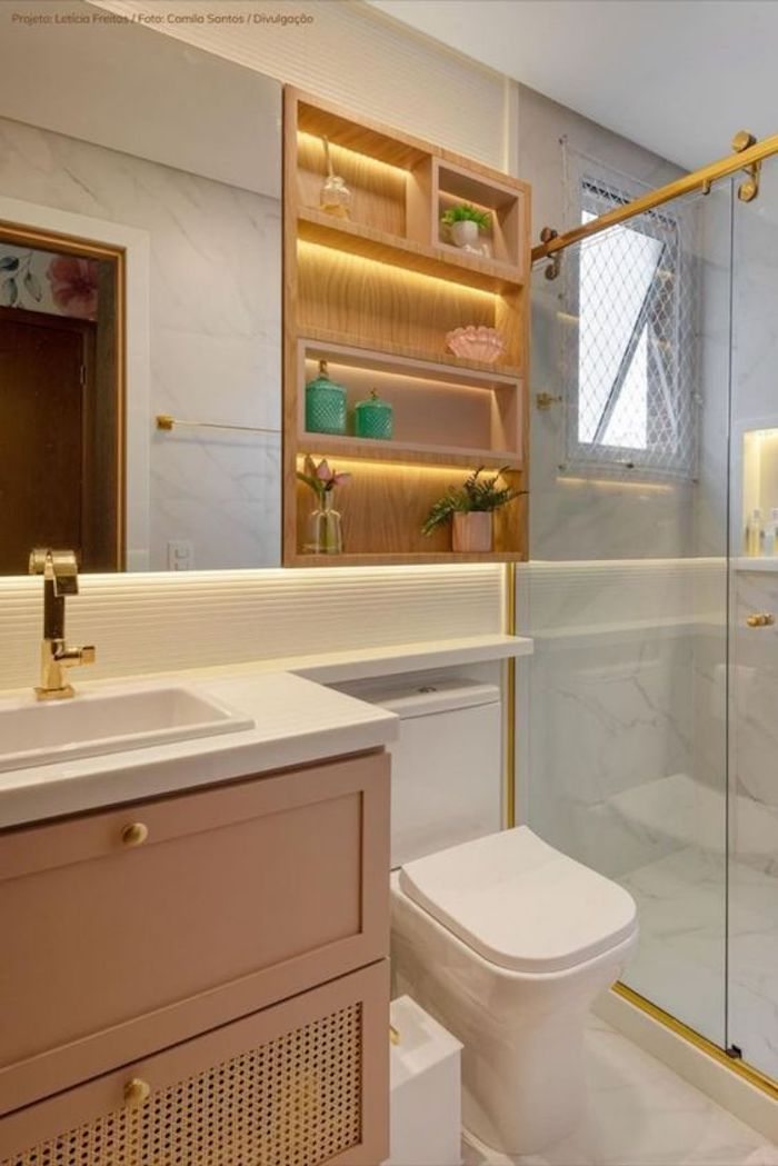 Banheiro Simples e Elegante: Minimalismo com Detalhes em Dourado - ideia