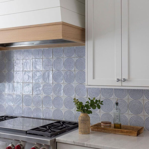 Cores Vibrantes em Azulejos e Louças - inspiração