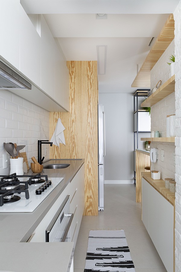 Cozinha Corredor com Prateleiras Aéreas Iluminadas - inspiração