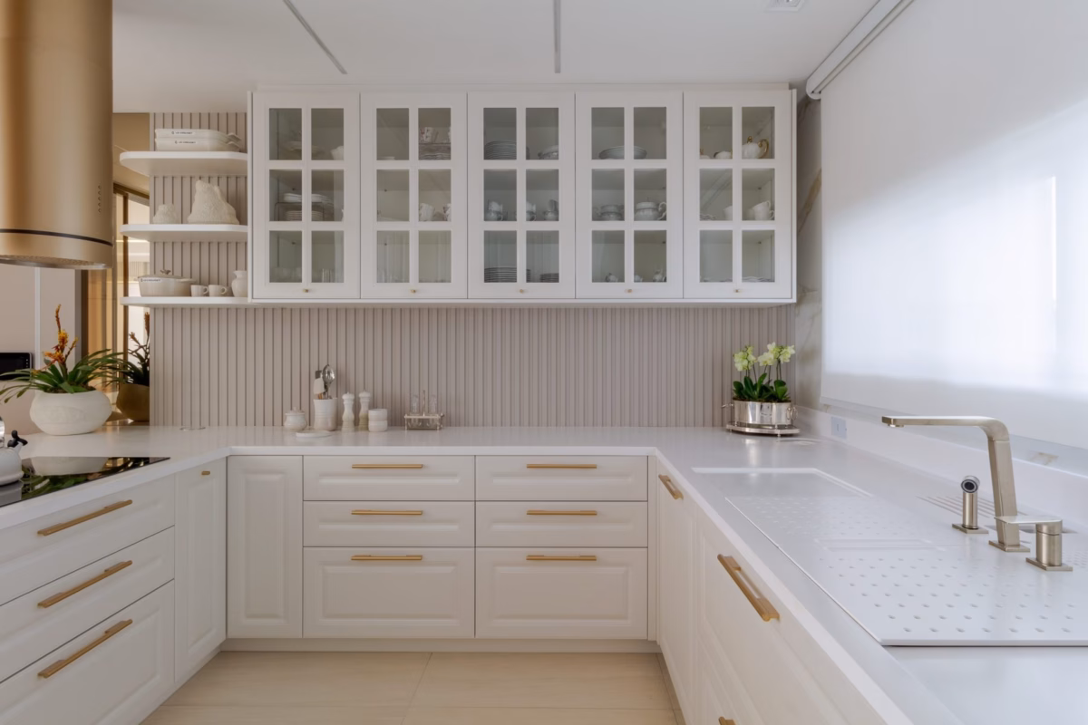 Luz e Aconchego: Cozinha Provençal com Iluminação Amarelada - inspiração