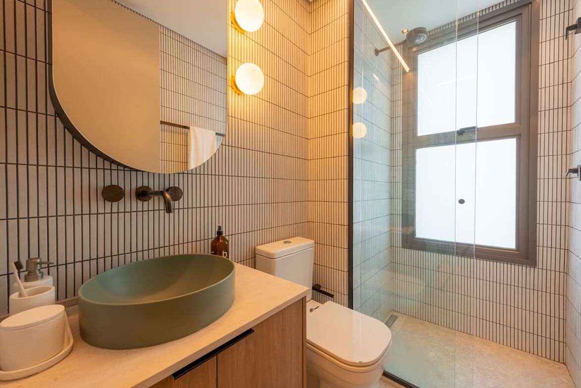 Banheiro Moderno com Adesivos Geométricos e Cores Vibrantes - inspiração