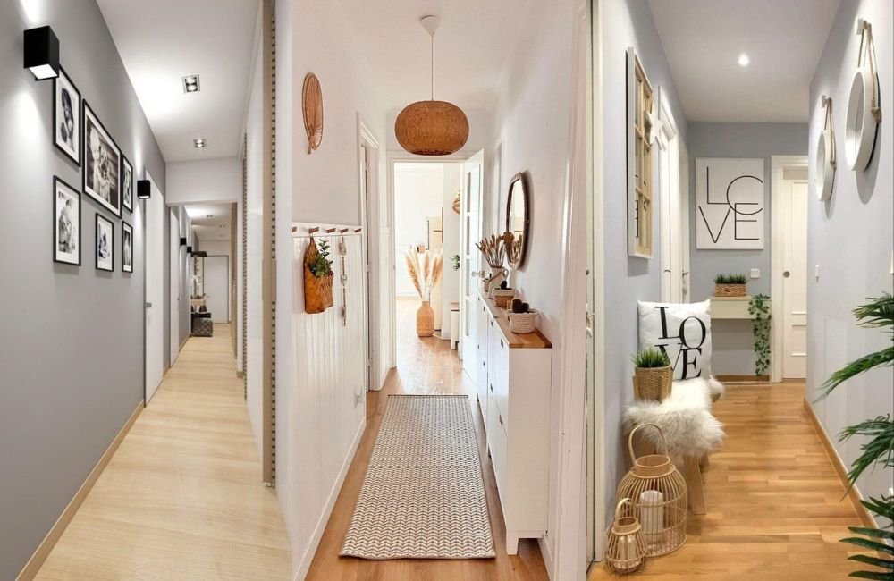 Corredor Iluminado com Arandelas Artísticas e Cores Claras - inspiração