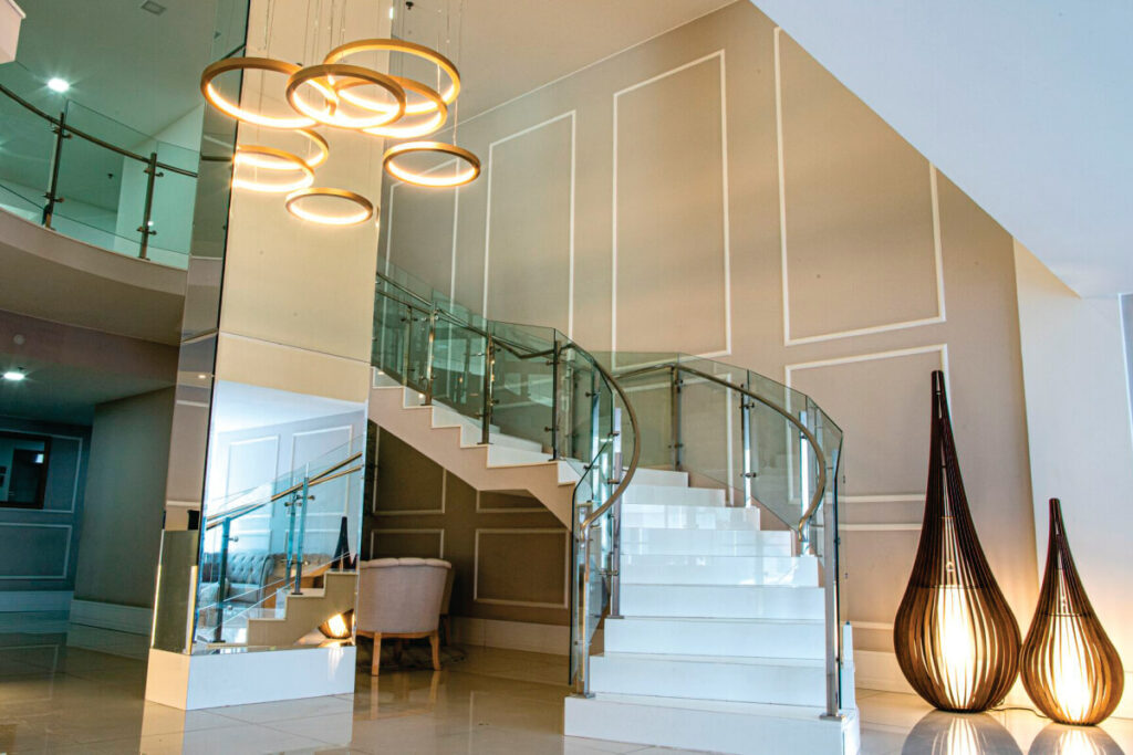 Hall de Entrada Iluminado com Arandelas e Detalhes em Dourado - detalhe