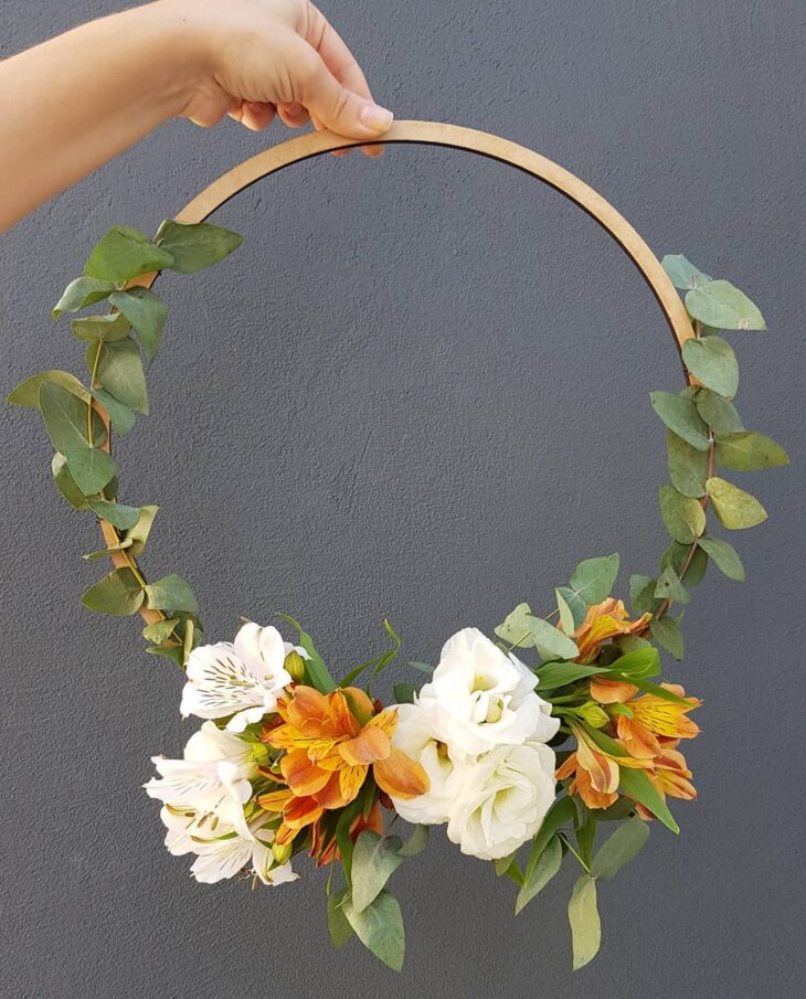 Com Guirlandas de Flores Naturais: Um Toque Romântico e Delicado - ideia