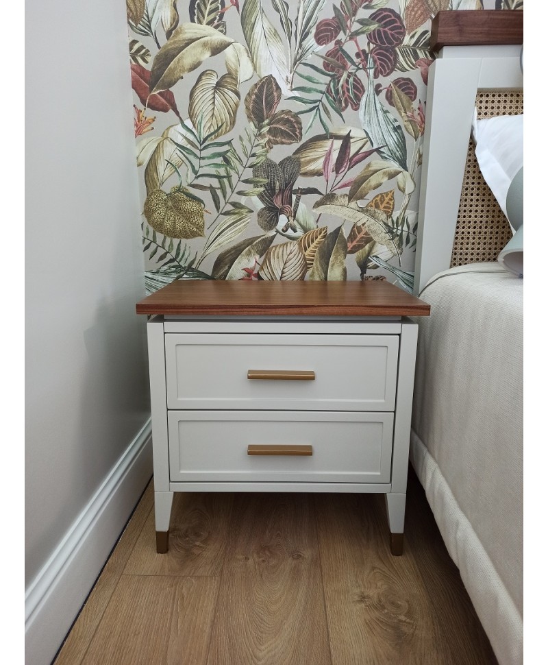 Mesa de Cabeceira Vintage com Decoupage Floral: Um Toque Romântico - detalhe