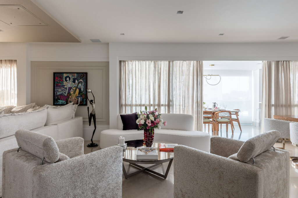 Sala de Estar Clássica com Boiseries e Tons Pastel - ideia