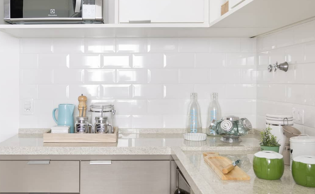 Piso de Granito Branco Itaúnas para uma Sala de Estar Ampliada e Iluminada - ideia