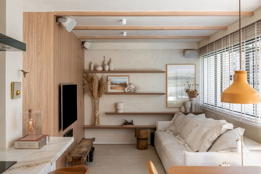 Elegância Aérea: Decoração de Sala Pequena com Prateleiras Suspensas - ideia