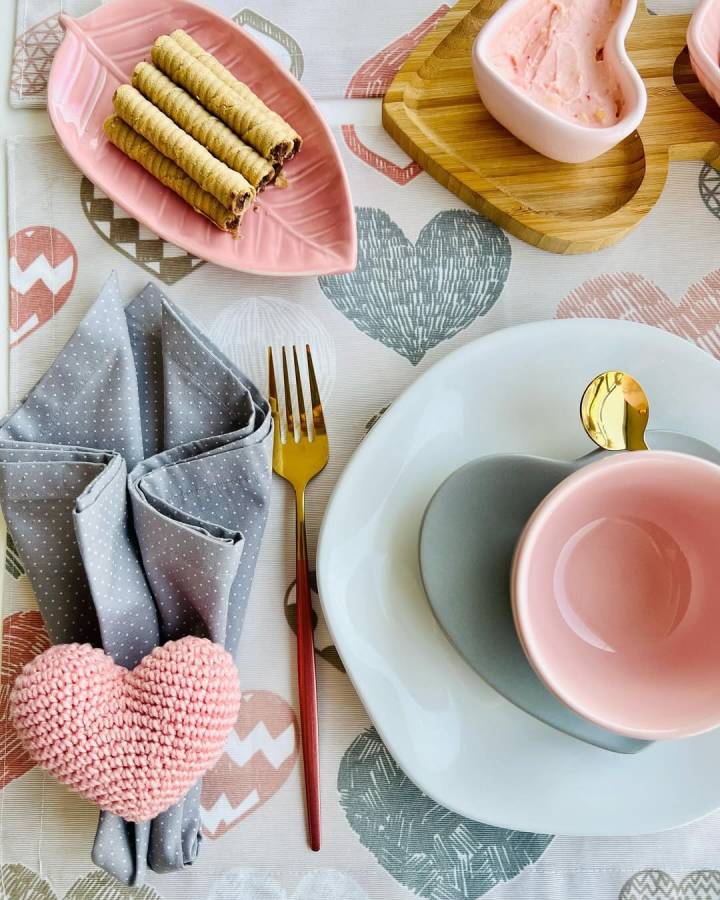 Mesa Posta Romântica: Tons pastel, flores e velas para um clima intimista - ideia