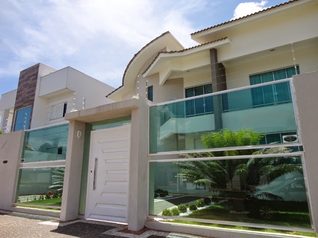 Muro de Vidro com Detalhes em Metal: Leveza e Modernidade - inspiração