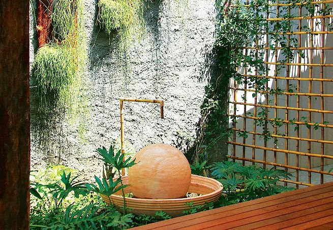 Fonte Suspensa em Vasos de Cerâmica Coloridos - ideia