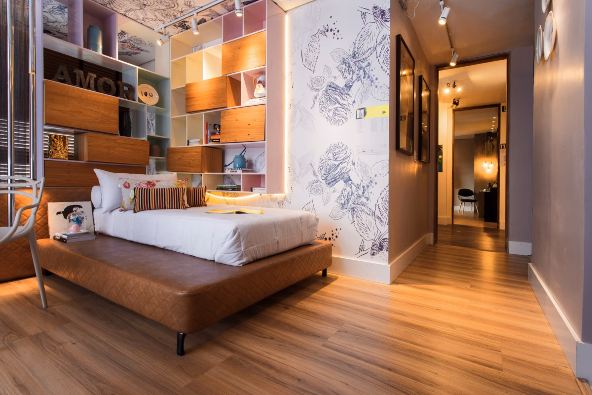 Aconchego Rústico: Piso Laminado com Textura de Demolição para Quartos - detalhe