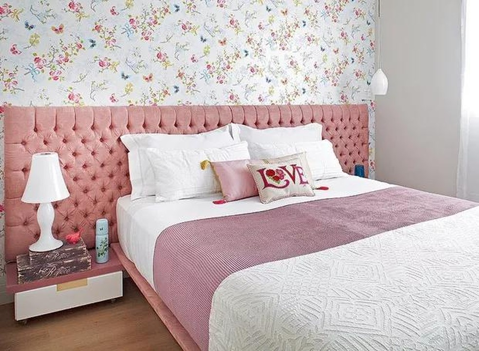 Romance no Ar: Quarto com Decoração Floral e Renda Delicada - detalhe