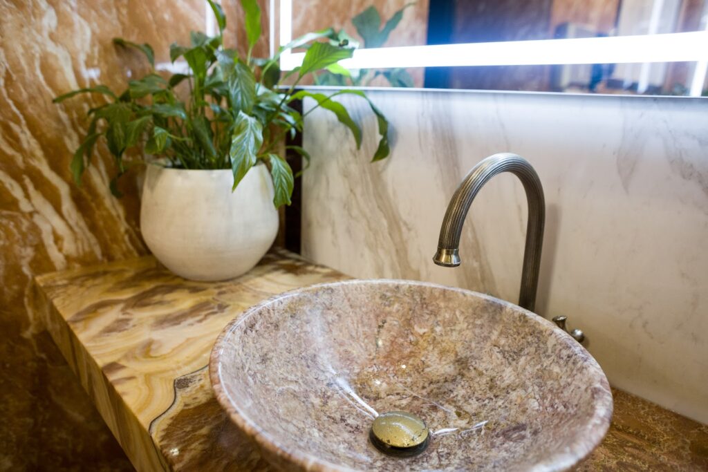 Lavabo Aconchegante: Detalhes em Crochê e Plantas Suspensa - inspiração