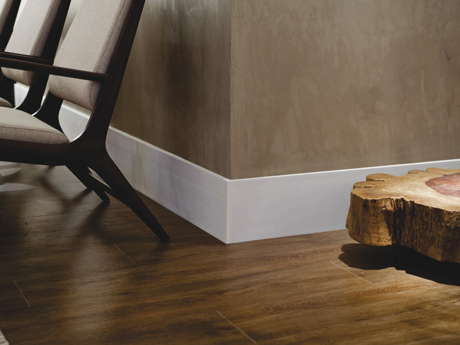 Rodapé Alto e Branco com Friso Discreto: Sofisticação Atemporal - ideia