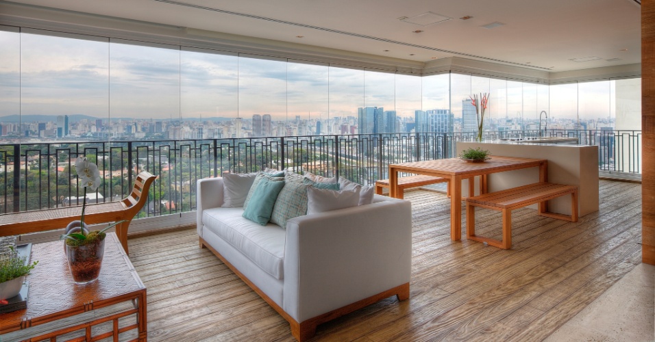 Sacada de Vidro com Detalhes em Madeira: Conforto e Aconchego - inspiração