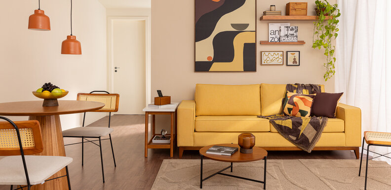 Amarelo Ouro Elegante com Mobiliário Clássico - detalhe